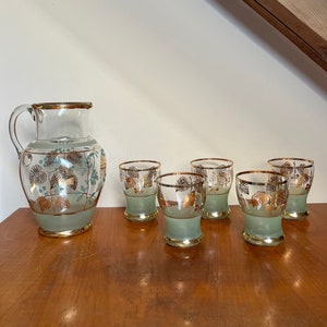 Wasserkrug und 5 Becher im Set Grünes Milchglas mit goldenem Blätter-Muster und Ringen Art. 716 Bild 1