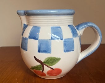 Keramikkrug mit Kirschenmotiv - Zeitlose Eleganz in Blau und Weiß - Art. 581