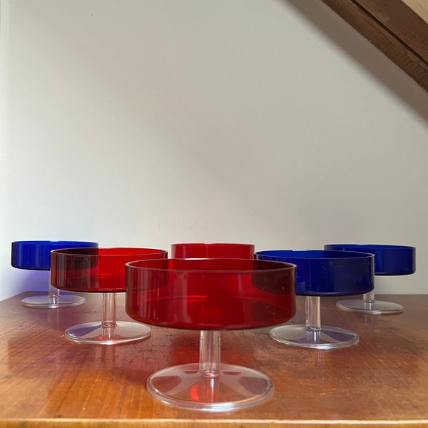 Sechs Vintage Plastik Sektschalen aus der DDR in Blau und Rot – Nostalgie trifft auf Eleganz - Art. 635