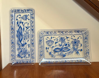 2 Glasplatten im Zwiebelmuster-Design – Klassisches Blau für stilvolle Präsentation - Art. 699