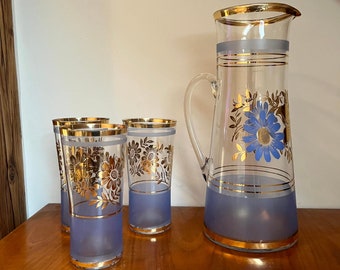 Vintage Krug mit 3 Gläsern - Blumenmotiv - Goldakzente - blaues milchartiges Glas - Art. 411