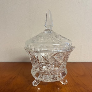 Art. 1340 - Bomboniera vintage in cristallo al piombo con coperchio, decorazione in vetro tagliato, su piedini, coppa in cristallo con pomello