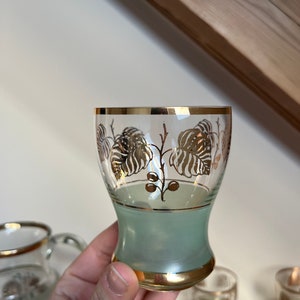 Wasserkrug und 5 Becher im Set Grünes Milchglas mit goldenem Blätter-Muster und Ringen Art. 716 Bild 2