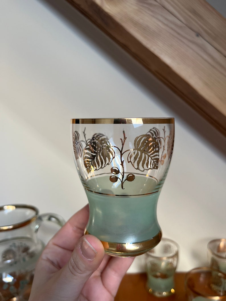 Wasserkrug und 5 Becher im Set Grünes Milchglas mit goldenem Blätter-Muster und Ringen Art. 716 Bild 2