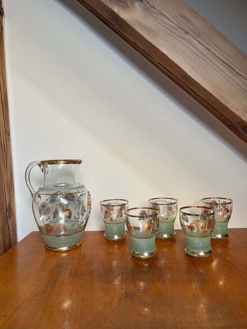 Wasserkrug und 5 Becher im Set Grünes Milchglas mit goldenem Blätter-Muster und Ringen Art. 716 Bild 1