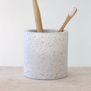 Toothbrush cup made of concrete | speckled