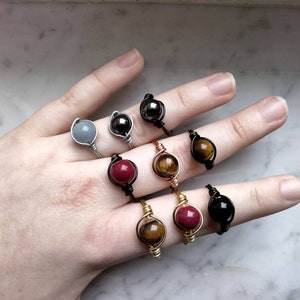 Anillos envueltos en alambre inspirados en personajes de What We Do In The Shadows: personajes de programas y películas (tallas 2 a 15)