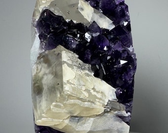 Cristallo di ametista uruguaiana a forma libera con molteplici grandi inclusioni di calcite