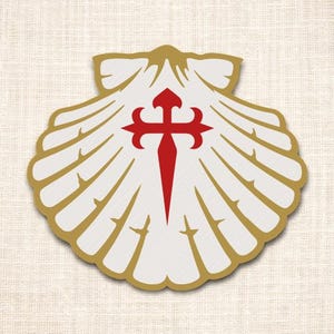 Könnte beinhalten: Ein weißes Jakobsmuschel-Design mit goldenem Umriss und rotem Kreuzsymbol. Die Muschel befindet sich auf beigem Hintergrund, mit einem Strohhut und einer Muschel in der oberen rechten Ecke und Olivenzweigen links unten.