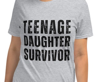 Camiseta de hija adolescente superviviente: divertida camiseta gráfica unisex