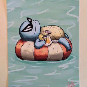 Könnte beinhalten: Illustration einer Zeichentrickschildkröte, die sich im Wasser auf einem rot-weiß gestreiften aufblasbaren Ring entspannt. Die Schildkröte hält ein Getränk mit einem kleinen Regenschirm und einer Zitronenscheibe. Der Hintergrund ist hellblau mit weißen Wellenlinien.