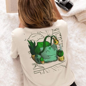 Camiseta linda de Bulbasaur / Ilustración de Bulbasaur regando plantas / Camiseta de Bulbasaur feliz / Bulbasaur acogedor