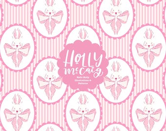 Peut inclure: Motif répétitif de lapins blancs avec des nœuds roses dans des cadres ovales aux bords festonnés, sur fond rayé rose et blanc. Le texte "Holly mccaig" est dans un nuage rose.