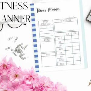 Op de afbeelding: Een printbare fitnessplanner met blauwe en witte strepen aan de linkerkant. De planner bevat secties voor fitnessdoelen, motivatie, herinneringen en het bijhouden van gewicht, BMI, borstomvang, taille, heupen, arm, lichaamsvet en spieren.