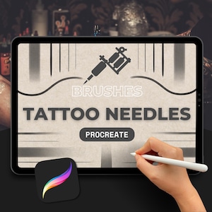 Può includere: Un'illustrazione digitale di una macchina per tatuaggi sullo schermo di un tablet. Il testo "Brushes Tattoo Needles Procreate" è visualizzato sullo schermo. L'immagine mostra una mano che tiene uno stilo sullo schermo del tablet.