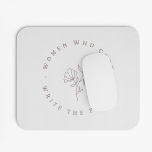 Tappetino per mouse "Donne che programmano e scrivono il futuro" - Tappetino per mouse "Donne nella tecnologia" - Regalo per donne in STEM - STEMinist - Regalo per ingegnere donna - Ingegnere del software