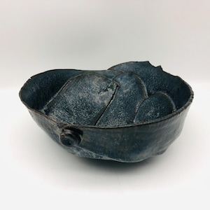Original Studio Art Pottery Handgefertigte Plattenschale von Irene '23 - Organisches strukturiertes Keramikgefäß, abstrakte dunkelblaue glasierte dekorative Schale