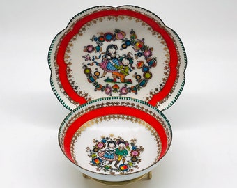 Conjunto vintage de 2 pratos esmaltados Arta, feitos à mão na Áustria, em estilo arte folclórica. Ideais para guardar pequenos objetos, como porta-alfinetes ou centros de mesa.