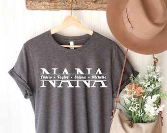 Puede incluir: Camiseta gris con el texto "NANA" en blanco, con los nombres "Emilio, Taylor, Selena, Michelle" impresos debajo.