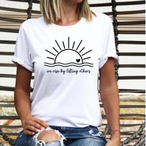 We Rise By Lifting Others T-Shirt, Be Kind,Choose Kindness,Inspirational Positive Motivational Outfits Bild 7