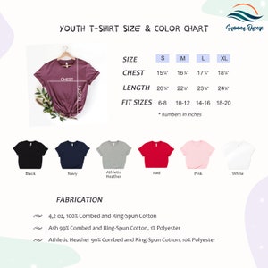 Op de afbeelding: Grootte- en kleurenkaart voor kinder T-shirts met een verscheidenheid aan kleuren, waaronder zwart, marine, atletiek heather, rood, roze en wit. De kaart toont de borst- en lengtemaat in inches voor de maten S, M, L en XL. De kaart bevat ook de overeenkomstige leeftijdsgroep voor elke maat. De stof is 4,2 oz, 100% gekamd en ringgesponnen katoen, as 99% gekamd en ringgesponnen katoen, 1% polyester en atletiek heather 90% gekamd en ringgesponnen katoen, 10% polyester.
