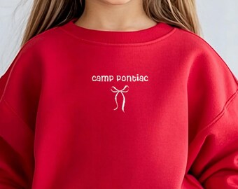 Sudadera de cuello redondo con lazo bordado / Ropa de campamento Coquette Sleep Away para niñas. Camiseta minimalista personalizada para campamento de verano.