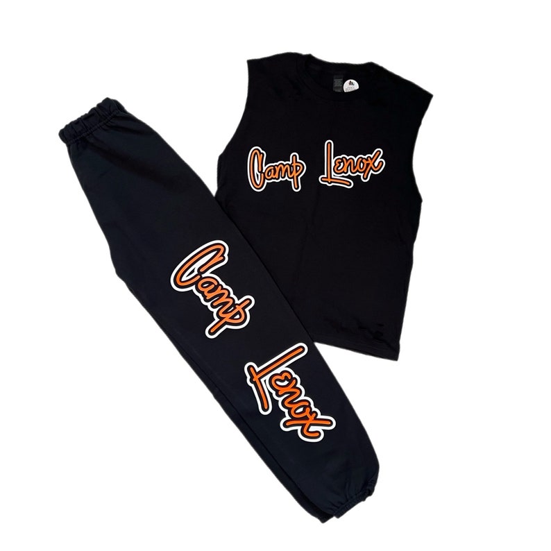 Puede incluir: Camiseta negra sin mangas y pantal&oacute;n de ch&aacute;ndal a juego con el texto "Camp Lenox" en naranja en ambas piezas.