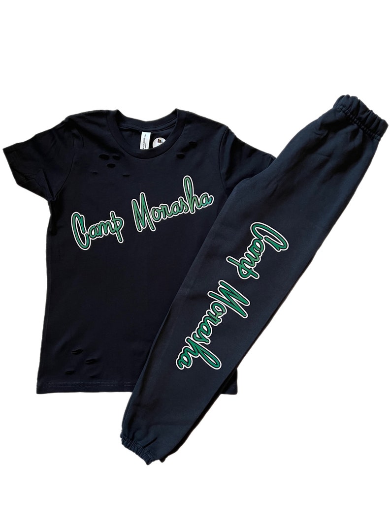 Puede incluir: Conjunto de camiseta y pantal&oacute;n de ch&aacute;ndal negro y verde con el texto "Camp Monasha" en una fuente verde de escritura.