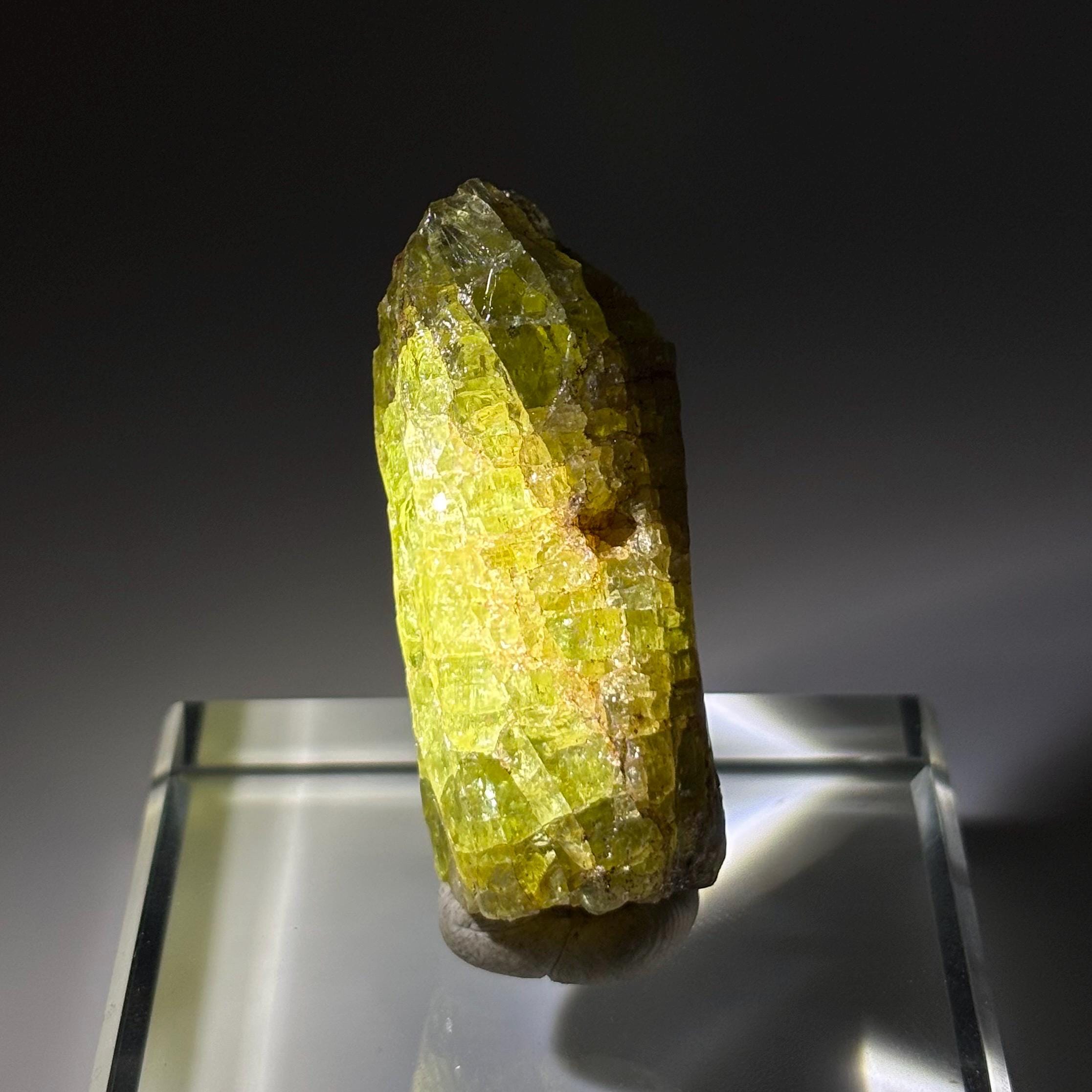 グリーンアパタイト【APATITE/燐灰石】カナダ トリーヒル 21g カナダ、オンタリオ州トリーヒル産グリーンアパタイト結晶、原石