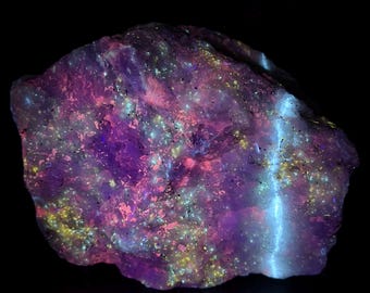 Fluorescerende mineralen, UV-reactief calcietkristal, mineraal aragoniet en chondroniet, 408 g