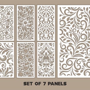 以下が含まれることがあります： 7枚セットの装飾パネル。複雑な花柄と渦巻き模様のデザイン。白のパネルは茶色の背景にあり、花、渦巻き、対称的なモチーフなど、さまざまなパターンが特徴です。「SET OF 7 PANELS」のテキストが下部に表示されています。