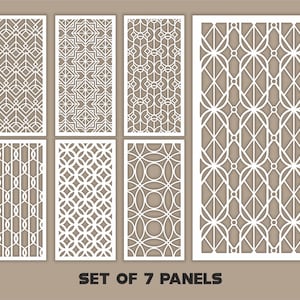 Op de afbeelding: Een set van zeven witte decoratieve panelen met ingewikkelde geometrische patronen. De panelen hebben verschillende ontwerpen, waaronder ruit-, ster- en cirkelmotieven. De tekst "SET OF 7 PANELS" wordt onderaan weergegeven.