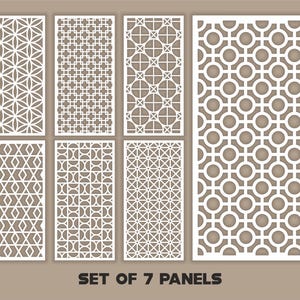 Puede incluir: Conjunto de siete paneles decorativos blancos con intrincados diseños geométricos recortados. Los paneles presentan varios patrones, incluyendo motivos florales, de cruz y circulares. El texto "SET OF 7 PANELS" se muestra en la parte inferior.