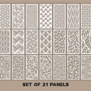 Puede incluir: Un conjunto de 21 paneles rectangulares con diseños blancos cortados con láser sobre un fondo beige. Los patrones incluyen varios motivos botánicos, florales y geométricos como hojas, flores, ondas y estructuras de rejilla. El texto SET OF 21 PANELS está impreso en marrón oscuro en la parte inferior.