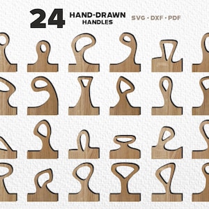 Op de afbeelding: Een verzameling van 24 handgetekende houten handgrepen in verschillende vormen. De handgrepen zijn lichtbruin met een houtnerftextuur. De tekst "24 HAND-DRAWN HANDLES SVG • DXF • PDF" staat bovenaan de afbeelding.