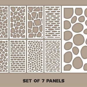 Può includere: Un set di sette pannelli decorativi con vari disegni di pietre e ciottoli ritagliati. I pannelli sono bianchi con sfondo marrone. Il testo "SET OF 7 PANELS" è in basso.