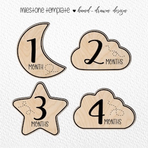 Pode incluir: Marcadores de marcos de madeira em forma de lua crescente, nuvem, estrela e nuvem. Cada marcador tem um número preto e a palavra "MONTHS" em preto. O texto "milestone + template + hand-drawn design" está no topo.