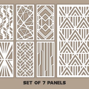 Könnte beinhalten: Set aus 7 weißen Dekorplatten mit verschiedenen geometrischen Ausschnitten. Die Paneele weisen Muster wie Dreiecke, Linien und abstrakte Formen auf. Der Text "SET OF 7 PANELS" ist unten im Bild zu sehen.