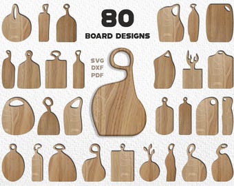 Puede incluir: Una colección de 20 diseños de tablas de cortar de madera en varias formas y tamaños. Las tablas son de color marrón claro con vetas de madera visibles. El texto "80 BOARD DESIGNS" se muestra en negro. La imagen también incluye el texto "SVG DXF PDF".