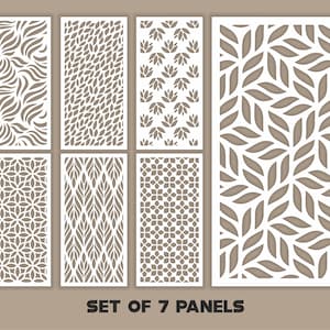 Può includere: Set di sette pannelli decorativi con intricati disegni ritagliati. I pannelli presentano vari motivi, tra cui motivi floreali, a foglie e a onde astratte. I pannelli sono bianchi, su uno sfondo neutro, e il testo "SET OF 7 PANELS" è visualizzato.