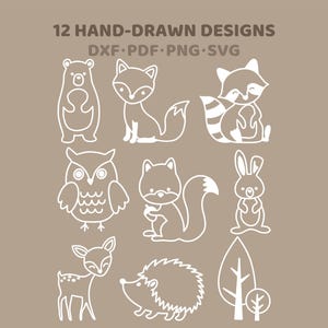 Könnte beinhalten: Zwölf handgezeichnete Designs von Waldtieren, darunter ein Bär, ein Fuchs und eine Eule, in Weiß auf beigem Hintergrund. Der Text oben lautet "12 HAND-DRAWN DESIGNS". Die Designs sind in den Formaten DXF, PDF, PNG und SVG verfügbar.