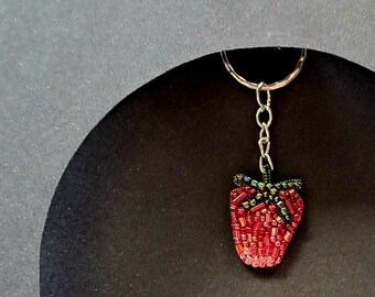 Portachiavi a forma di fragola ricamato a mano con perline, ciondolo a forma di sacchetto di frutta in stile cottagecore
