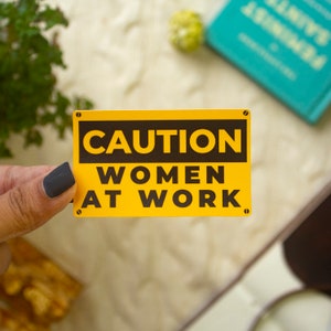 Vorsicht - Women At Work Aufkleber I Feminist Aufkleber I Girl Power I Wasserdichter Vinyl Aufkleber