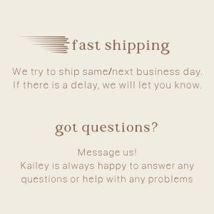 Peut inclure: Texte graphique avec les mots "fast shipping" et une image stylis&eacute;e d'un objet en mouvement rapide. En dessous du graphique, un texte qui dit "Nous essayons d'exp&eacute;dier le jour m&ecirc;me/le jour ouvrable suivant. S'il y a un retard, nous vous en informerons."  En dessous, le texte "got questions?" et le texte "Message us! Kailey est toujours heureuse de r&eacute;pondre &agrave; toutes vos questions ou de vous aider &agrave; r&eacute;soudre tout probl&egrave;me."