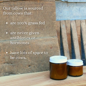 Peut inclure: Deux pots en verre ambr&eacute; avec des couvercles blancs, pos&eacute;s sur une surface en bois. Les pots sont remplis d'une substance brune. Le texte sur la surface en bois indique : "Notre suif est issu de vaches qui : sont nourries &agrave; 100 % d'herbe, ne re&ccedil;oivent jamais d'antibiotiques ou d'hormones, ont beaucoup d'espace pour &ecirc;tre des vaches."