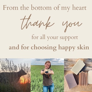 Peut inclure: Une femme debout dans un champ tenant quatre barres de savon artisanal. Le savon est de diff&eacute;rentes couleurs, notamment vert, marron et violet. Le texte "From the bottom of my heart thank you for all your support and for choosing happy skin" est affich&eacute; au-dessus de l'image.