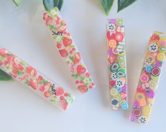 Ensemble de 2 barrettes cheveux salade de fruits / pinces à cheveux fraises et cerises / accessoires à cheveux fillette / fait à la main