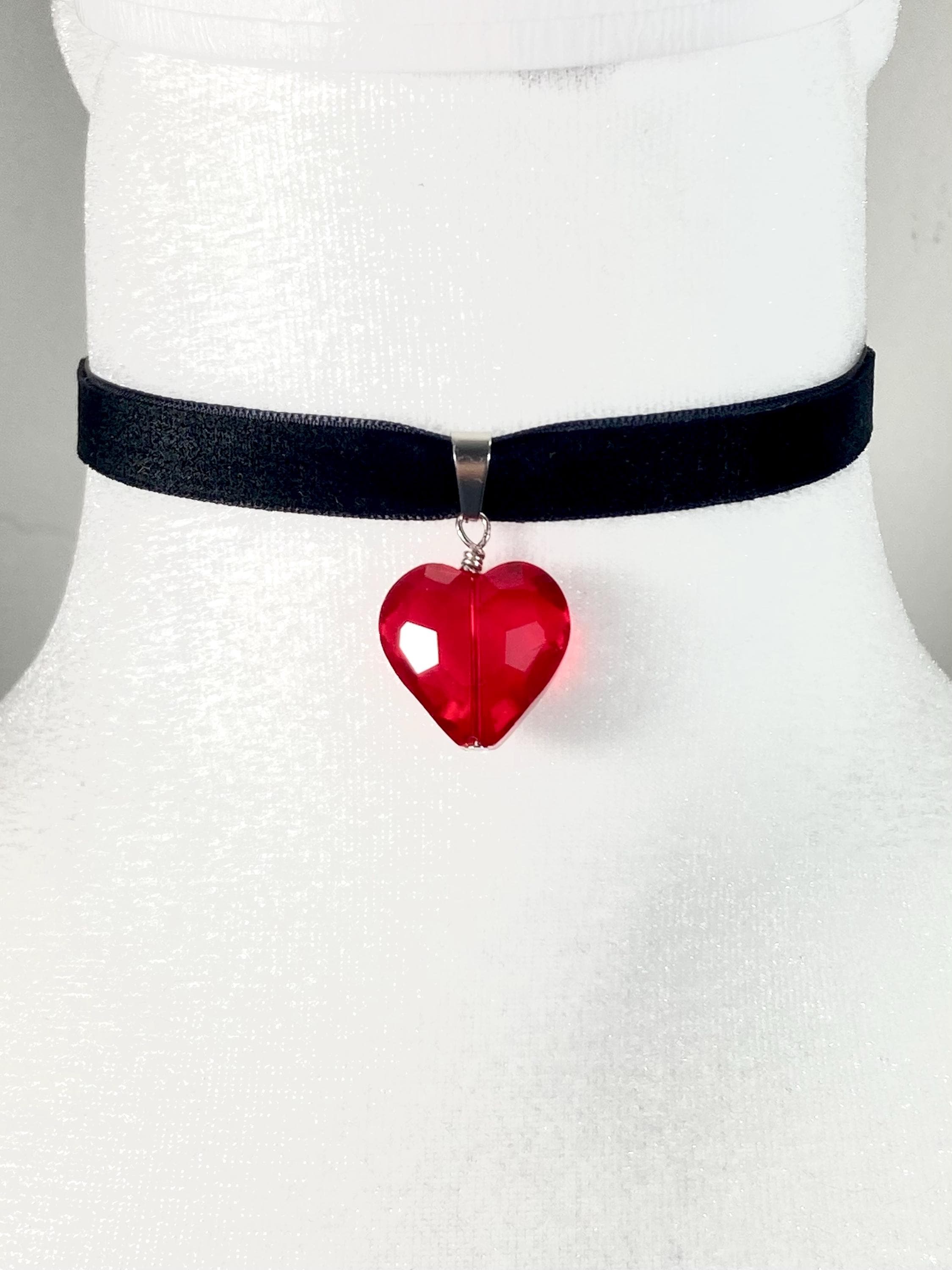 Collana Girocollo Gotica In Velluto Con Ciondolo Cuore - Nero E Rosso
