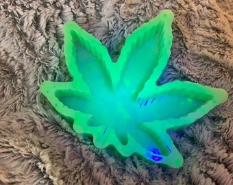 Glow in the dark epoxy resin ash tray