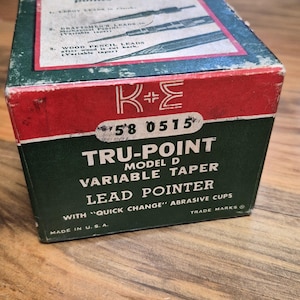 Vintage Tru-point model D. Variable taper, original box & paperwork. made in U.S.A . small scratch in paint, dirty from lead dust. preowned